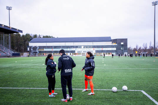 AIKs målvakt Serina Backmark och målvakt Vendela Persbeck