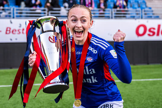 Michaela Kovacs of Vålerenga celebrates with the trophy