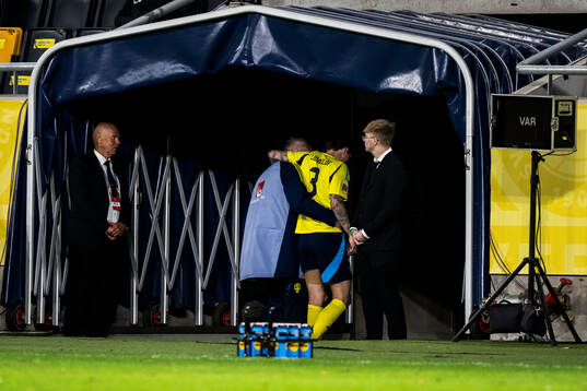 Victor Nilsson Lindelöf of Sweden in pain