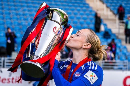Michaela Kovacs of Vålerenga celebrates with the trophy