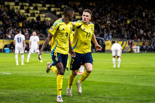 Alexander Isak and Viktor Gyökeres of Sweden celebrate 2-1