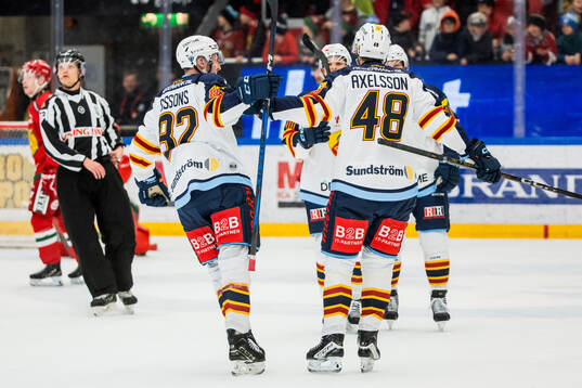 Djurgårdens Colby Sissons och Dick Axelsson jublar