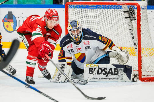 Moras Joel Olerot och Djurgårdens målvakt Hugo Hävelid
