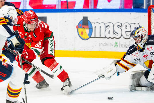 Moras Markus Modigs och Djurgårdens målvakt Hugo Hävelid