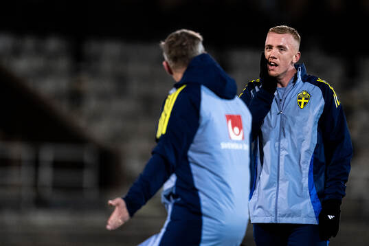 Head coach Jon Dahl Tomasson and Isac Lidberg of the