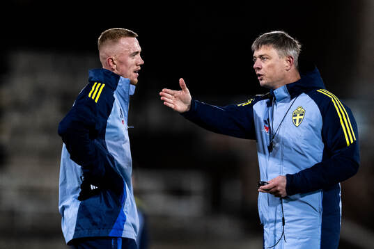 Isac Lidberg and head coach Jon Dahl Tomasson of the