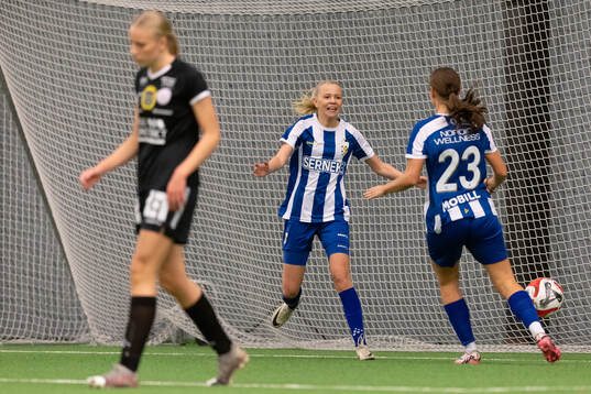 IFK Göteborgs Astrid Samuelson jublar ihop med Edith