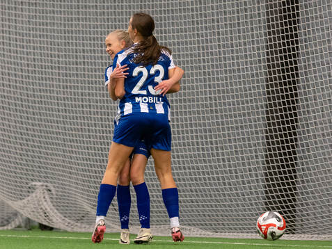 IFK Göteborgs Astrid Samuelson jublar ihop med Edith