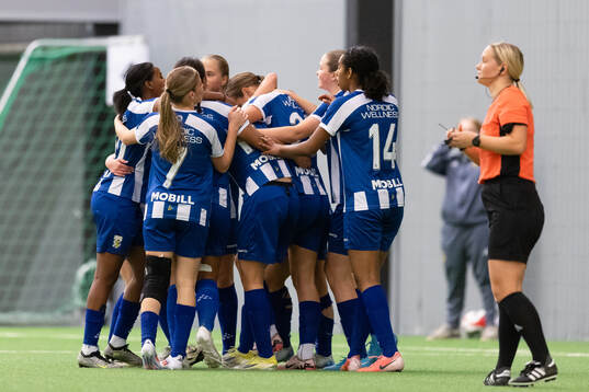 IFK Göteborgs Astrid Samuelson jublar ihop med lagkamrater