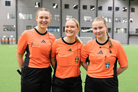 Assisterande domare Clara Östlund, domare Maja Jons och