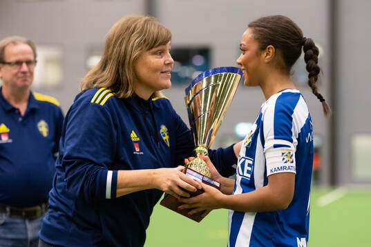 Marie Svensson delar ut pokalen till IFK Göteborgs