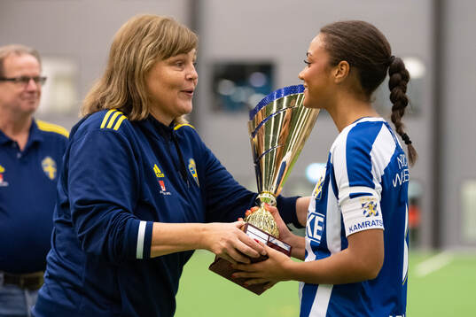 Marie Svensson delar ut pokalen till IFK Göteborgs