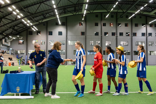 Marie Svensson delar ut guldmedaljer till IFK Göteborgs