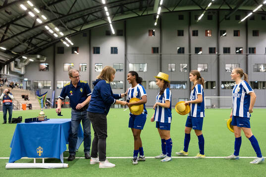 Marie Svensson delar ut guldmedaljer till IFK Göteborgs