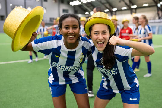 IFK Göteborgs Saron Berhe och Emily Svantesson jublar