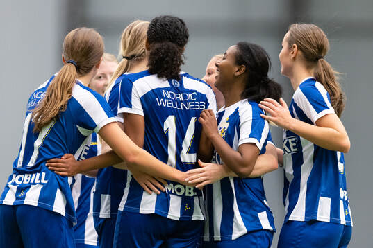 IFK Göteborgs Josan Semere Melake jublar med lagkamrater