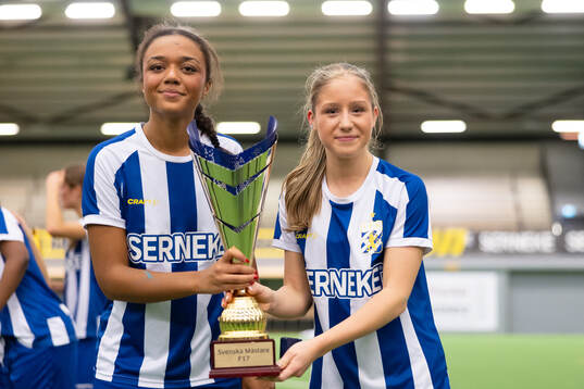 IFK Göteborgs Tida Jatta och Elma Brkovic poserar med