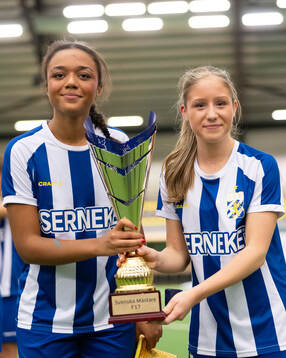 IFK Göteborgs Tida Jatta och Elma Brkovic poserar med