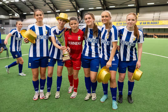 IFK Göteborgs spelare poserar med pokalen
