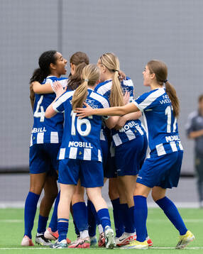 IFK Göteborgs Josan Semere Melake jublar med lagkamrater