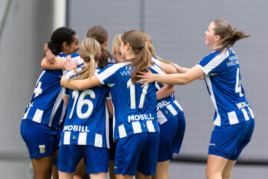 IFK Göteborgs Josan Semere Melake jublar med lagkamrater