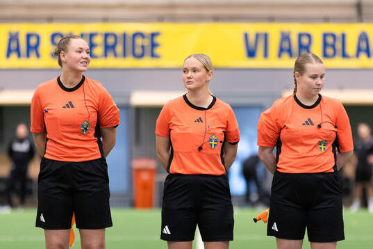 Assisterande domare Clara Östlund, domare Maja Jons och