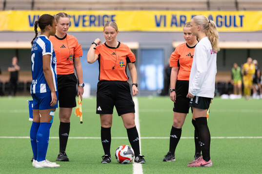 Domare Maja Jons singlar slant mellan IFK Göteborgs
