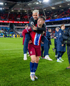 Aron Dønnum and Jørgen Strand Larsen of Norway celebrate
