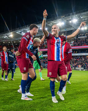 Leo Østigård and players of Norway celebrate