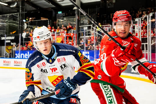 Djurgårdens Hampus Larsson och Moras Todd Burgess