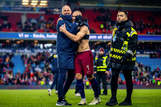 Head coach Ståle Solbakken and Leo Østigård of Norway