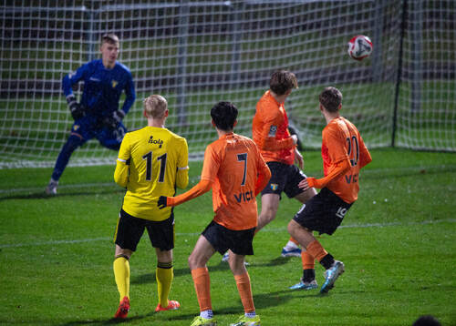 IFK Hässleholms Linus Roslund placerar in 1-0 och jublar i