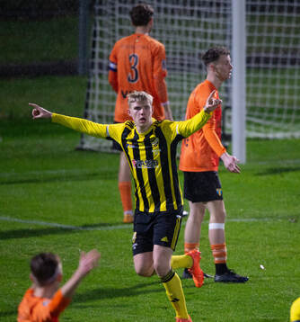 IFK Hässleholms Linus Roslund 1-0 och jublar i kvalmatchen