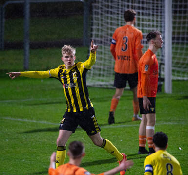 IFK Hässleholms Linus Roslund 1-0 och jublar i kvalmatchen