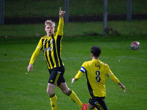 IFK Hässleholms Linus Roslund 1-0 och jublar i kvalmatchen