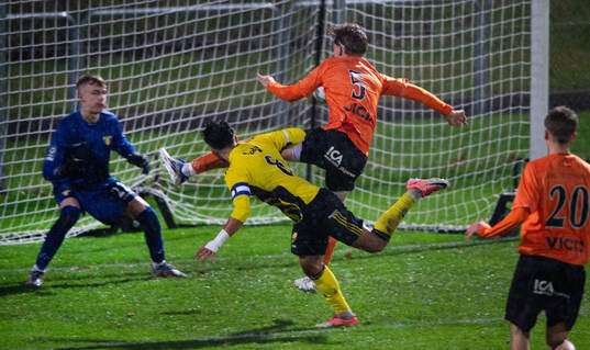 IFK Hässleholms Jan Alsalo gör 2–0 och jublar i