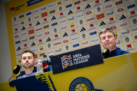 Gabriel Gudmundsson and head coach Jon Dahl Tomasson of the