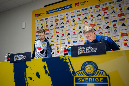 Gabriel Gudmundsson and head coach Jon Dahl Tomasson of the