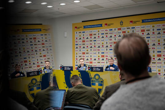 Gabriel Gudmundsson and head coach Jon Dahl Tomasson of the