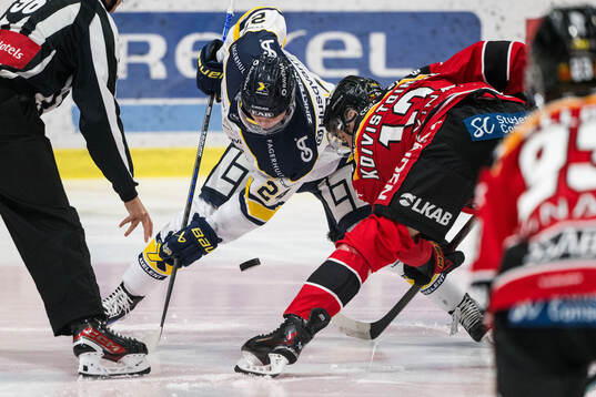 HV71s Oscar Fisker Molgaard och Luleås Eetu Koivistoinen