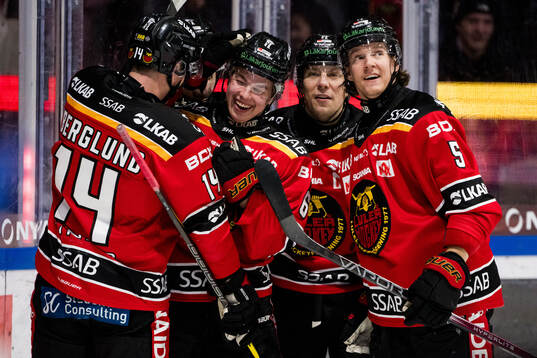 Luleås Isac Hedqvist jublar med lagkamrater