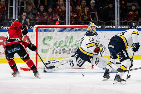 Luleås Jonas Berglund och HV71s målvakt Frederik Dichow