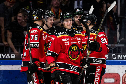 Luleås Marcus Hardegård jublar med lagkamrater