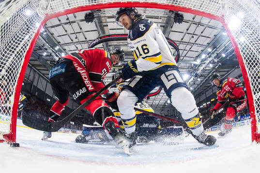 Luleås Markus Nurmi och HV71s Tanner Kero vid 1-0