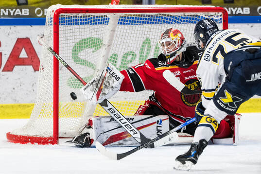 HV71s Radan Lenc gör 3-1 bakom Luleås målvakt Matteus