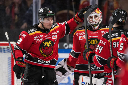 Luleås Erik Gustafsson och målvakt Matteus Ward jublar