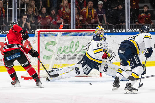 Luleås Jonas Berglund och HV71s målvakt Frederik Dichow