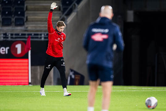Sander Tangvik of Norway warms up