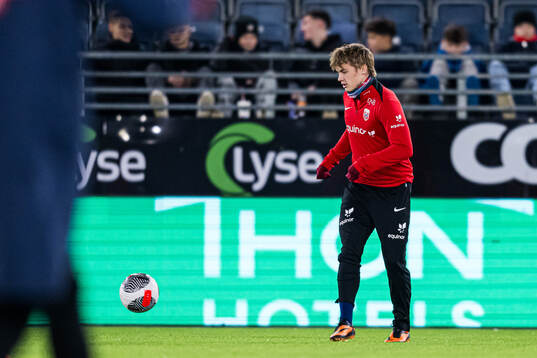 Isak Hansen-Aarøen of Norway warms up