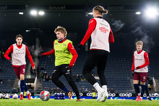 Isak Hansen-Aarøen of Norway warms up